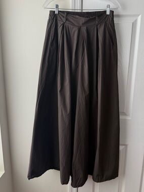 Scarlet Roos Brown pleated wide pants with elastic waistband. Size M